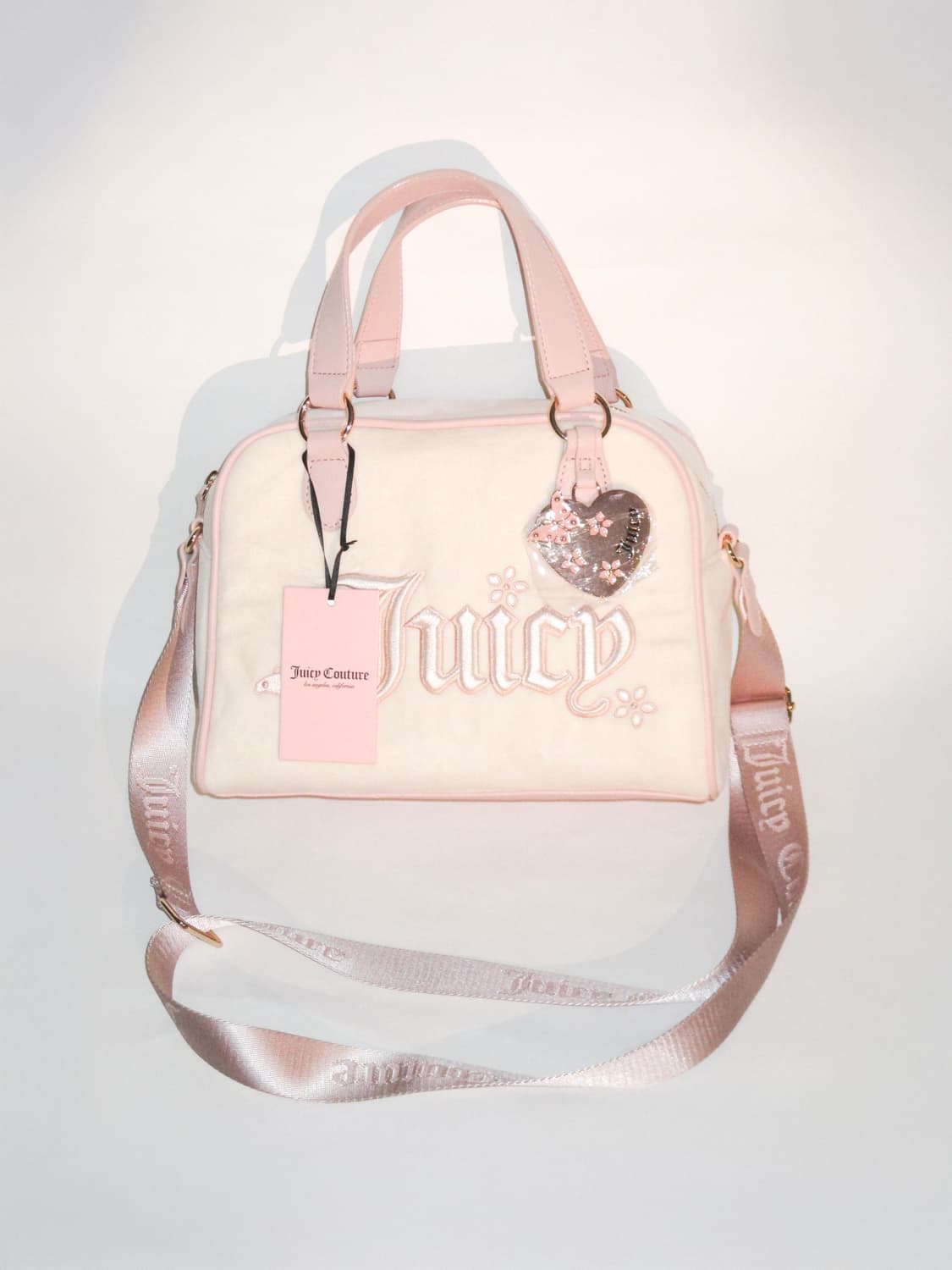 쥬시 꾸뛰르 스쿨백 스타일 크림&핑크 벨로아 토트백  + 하트 챰 상품이미지1