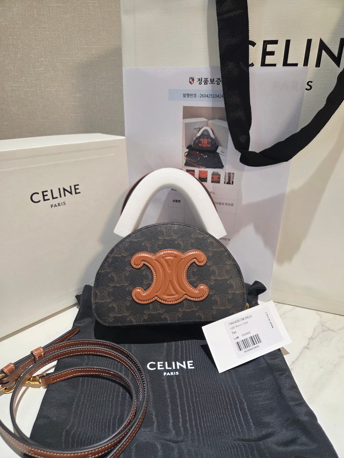 [새상품급] 셀린느 트리옹프 하프문 케이스 백 상품이미지1