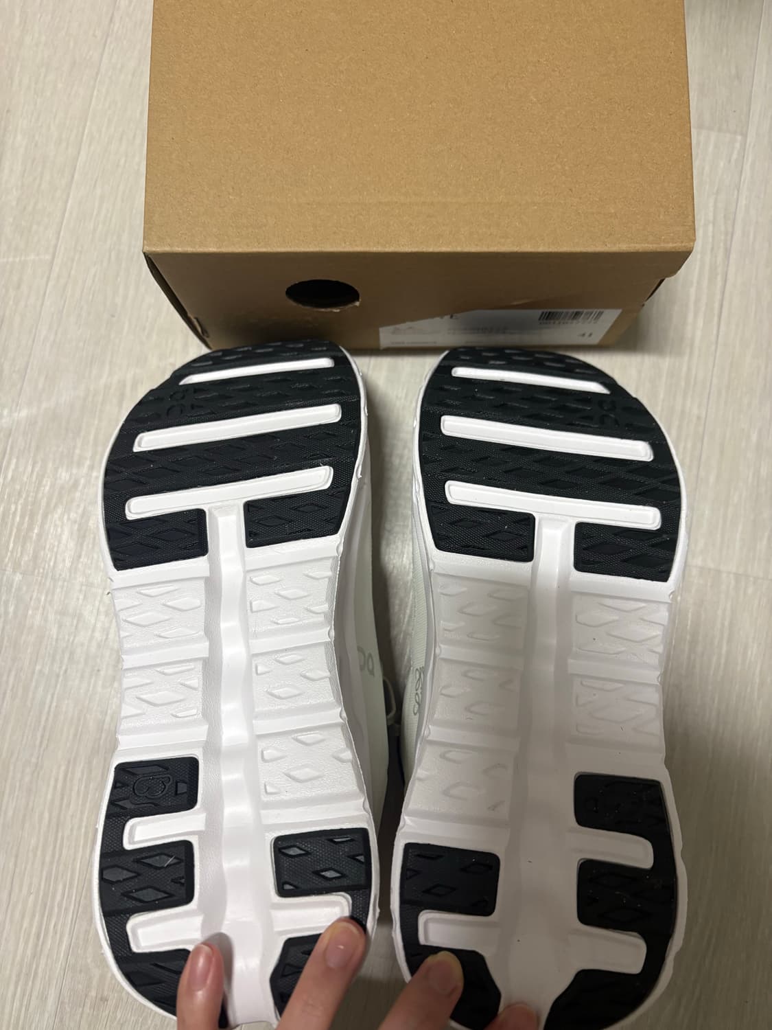 로에베 온 러닝화 상품이미지2