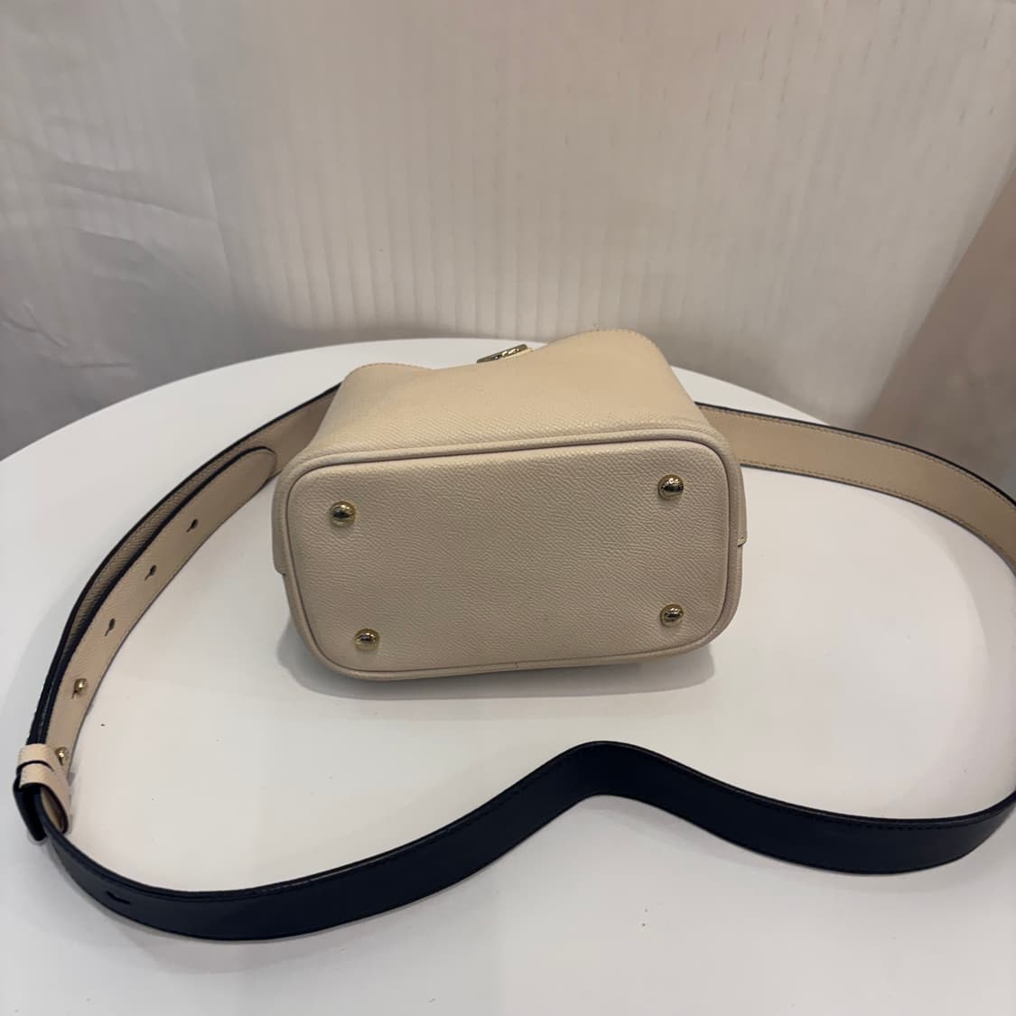 정품 메트로시티 버킷 크로스백     상품이미지7