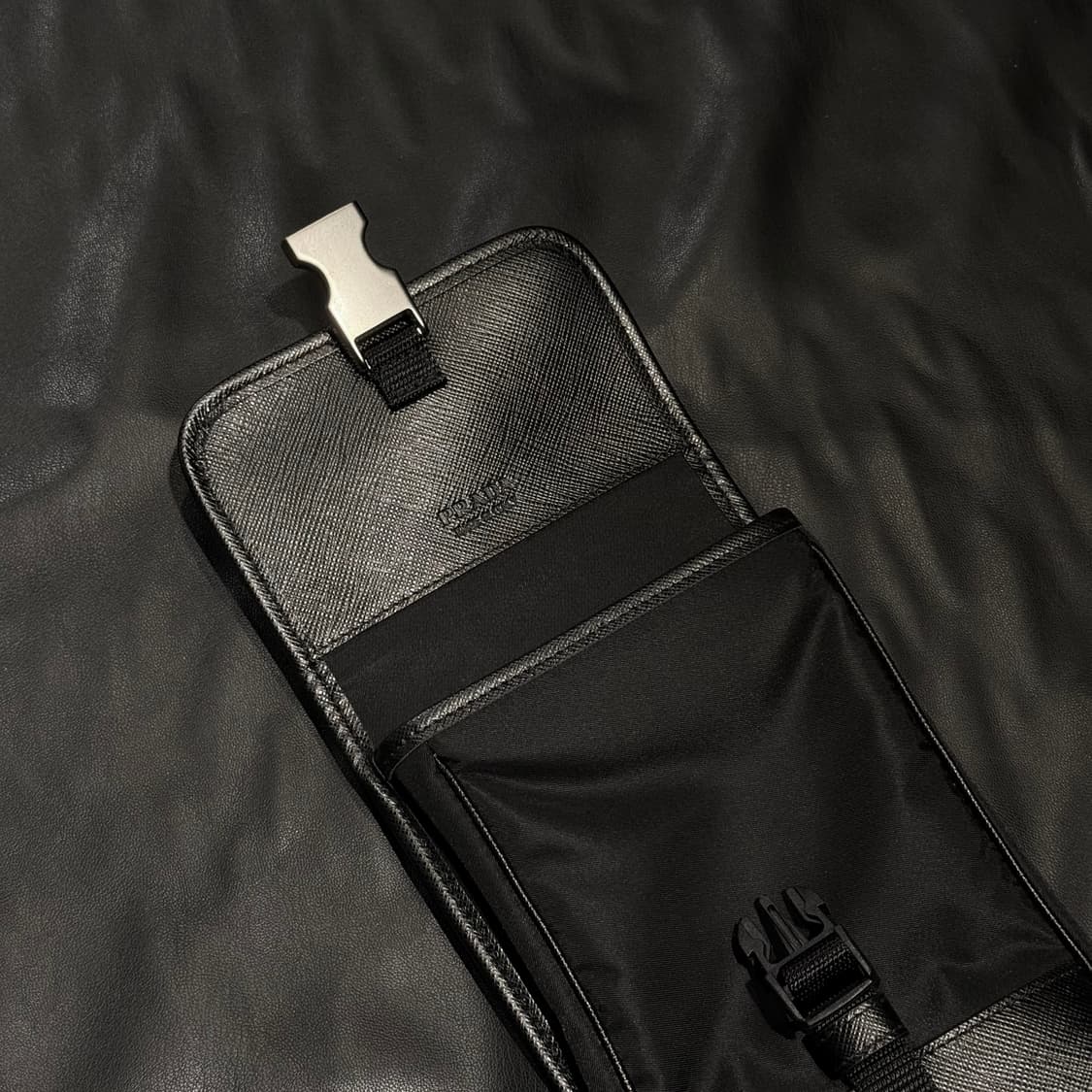 프라다 사피아노 리나일론 스트랩 폰 케이스백 블랙 상품이미지5