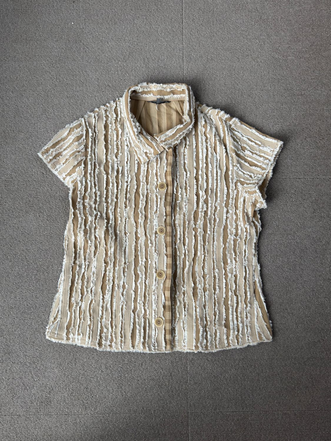 입체 프린지 디테일 스트라이프 반팔 셔츠 상품이미지1