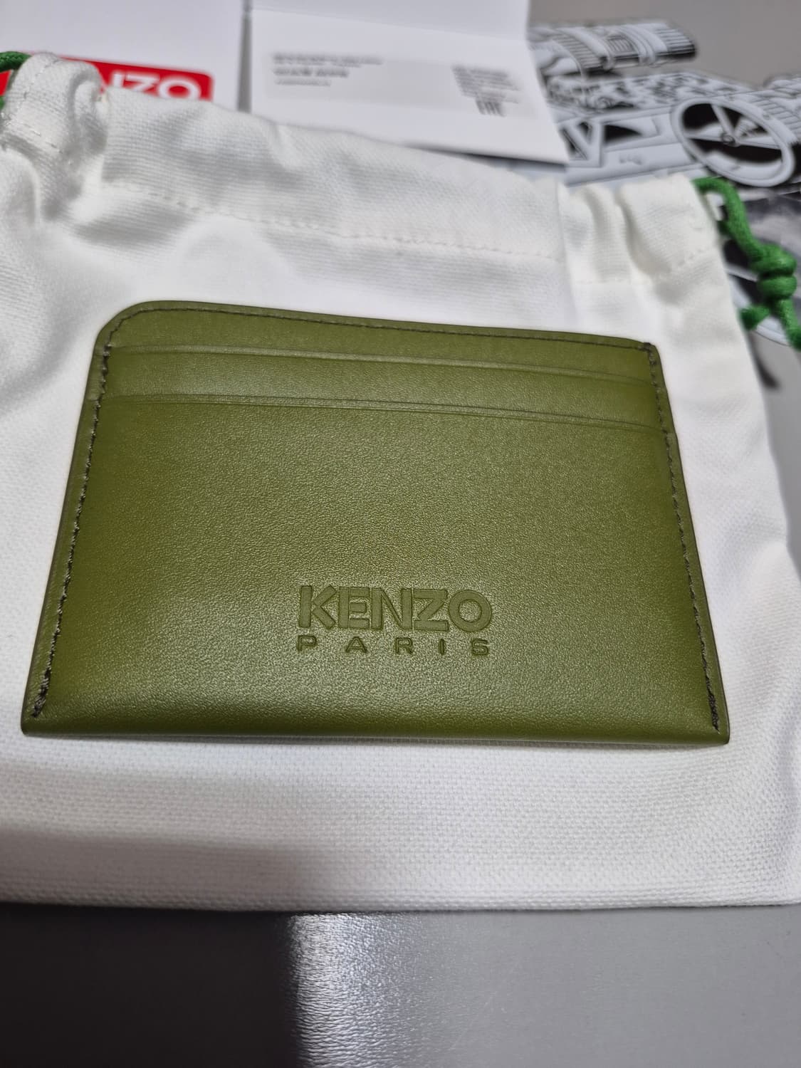 겐조 레더 보크 플라워 카드 홀더 카키 상품이미지3