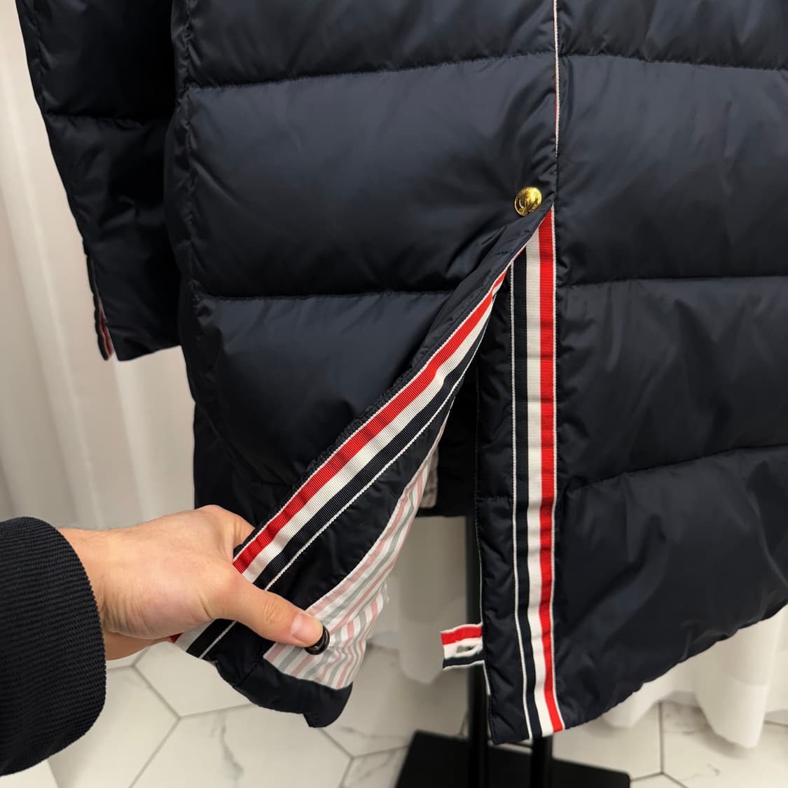 [3] 톰브라운 사선완장 금장 롱 패딩 상품이미지6