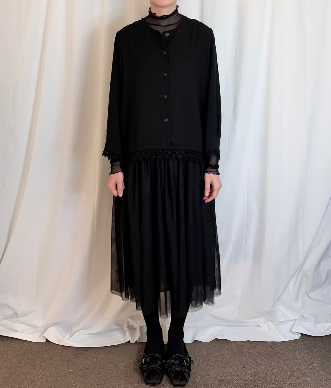 Lace Hem Round Neck Blouse – Black 상품이미지3