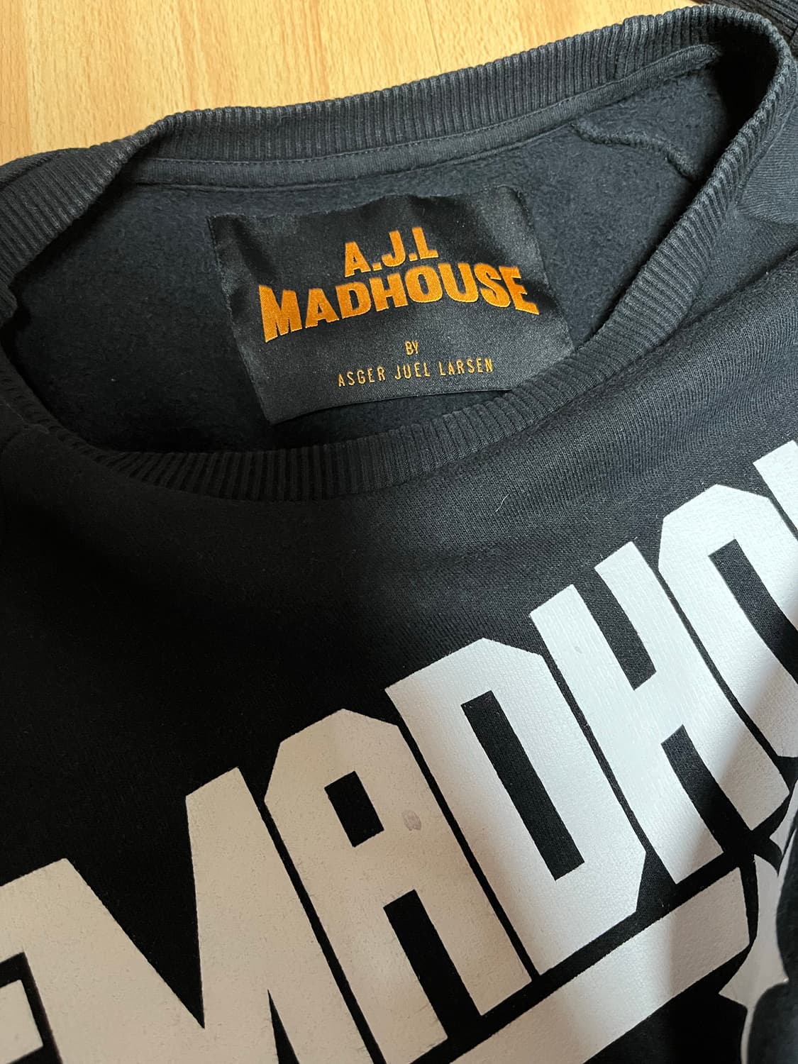 a.j.l madhouse 썸홀 스웨트셔츠 nct 텐 착용 상품이미지8