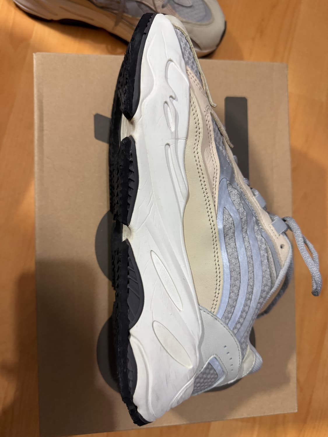 이지부스트700 v2 크림 290 상품이미지6