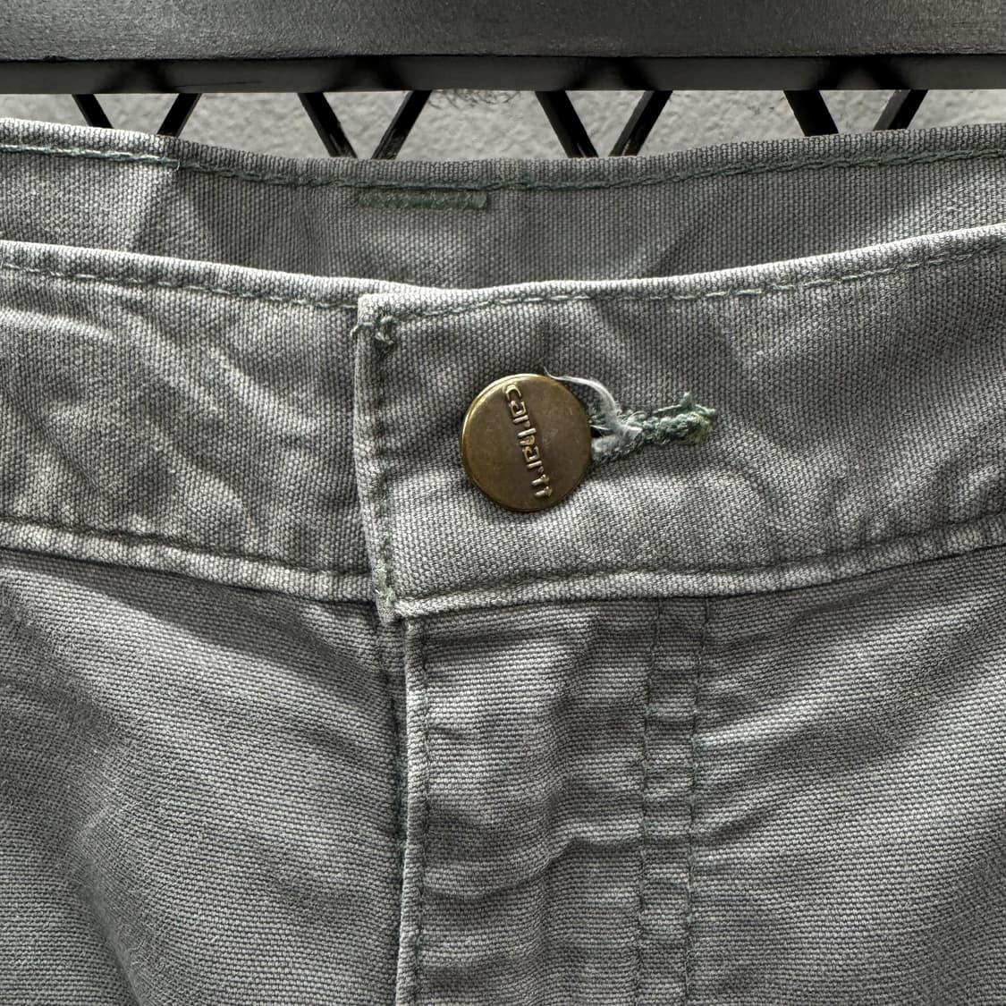 칼하트 던가리핏 카펜터 워크 팬츠 후면 포켓 로고 포인트 그레이 상품이미지5