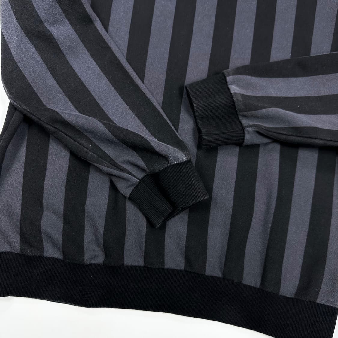 미즈노 센터 로고 스트라이프 블랙 맨투맨 (L) 상품이미지4