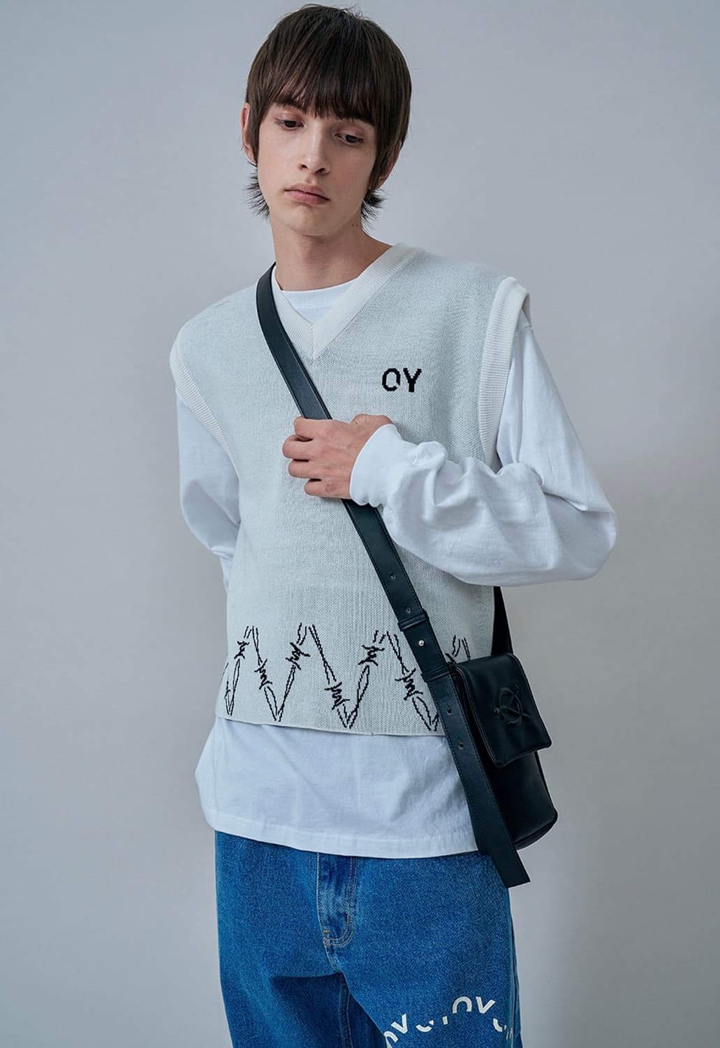 OY 오와이 엠보 로고 레더 미니 크로스백 가방 블랙 상품이미지3