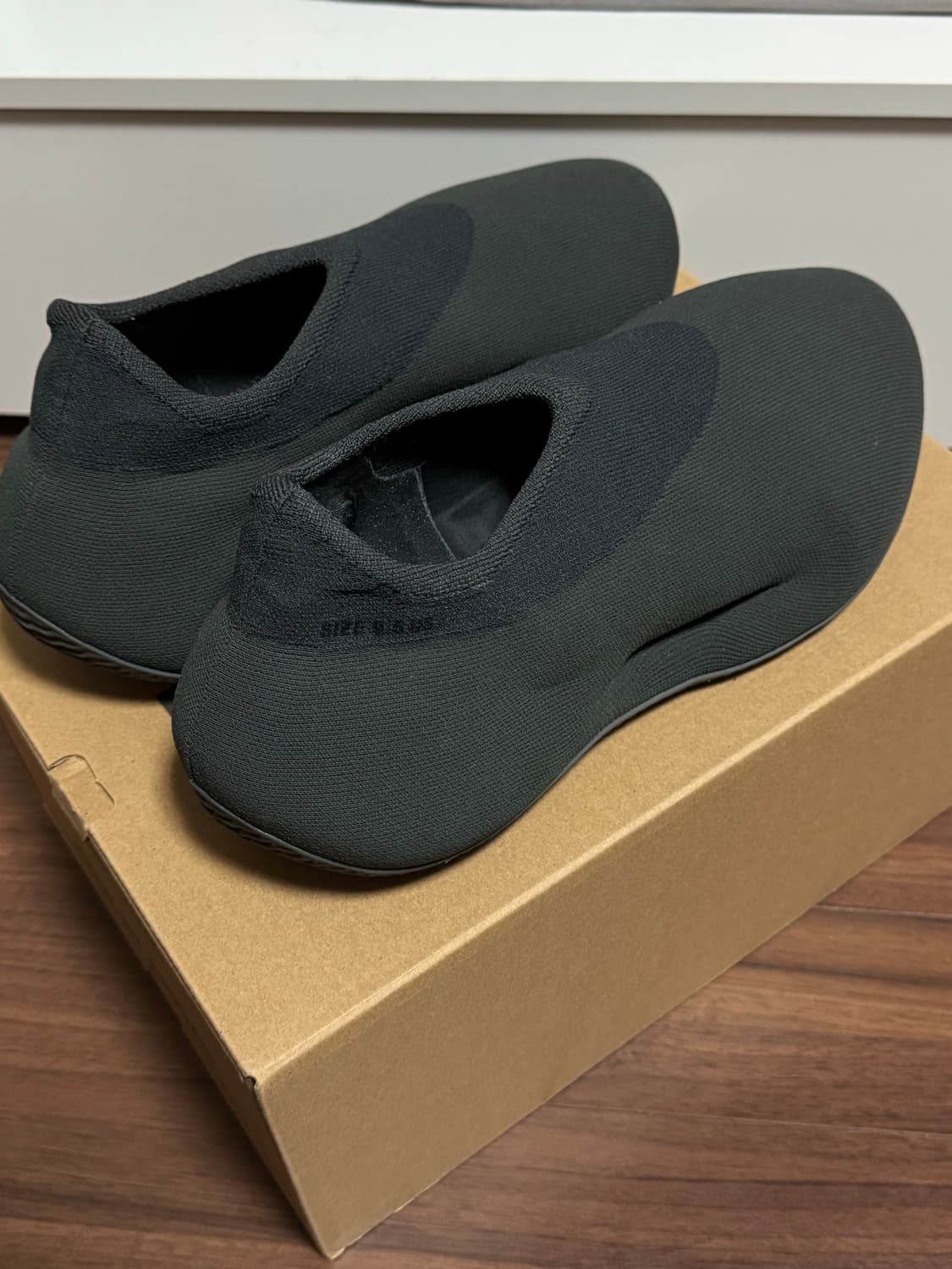 US9.5 이지 니트러너 스톤 오닉스 상품이미지3