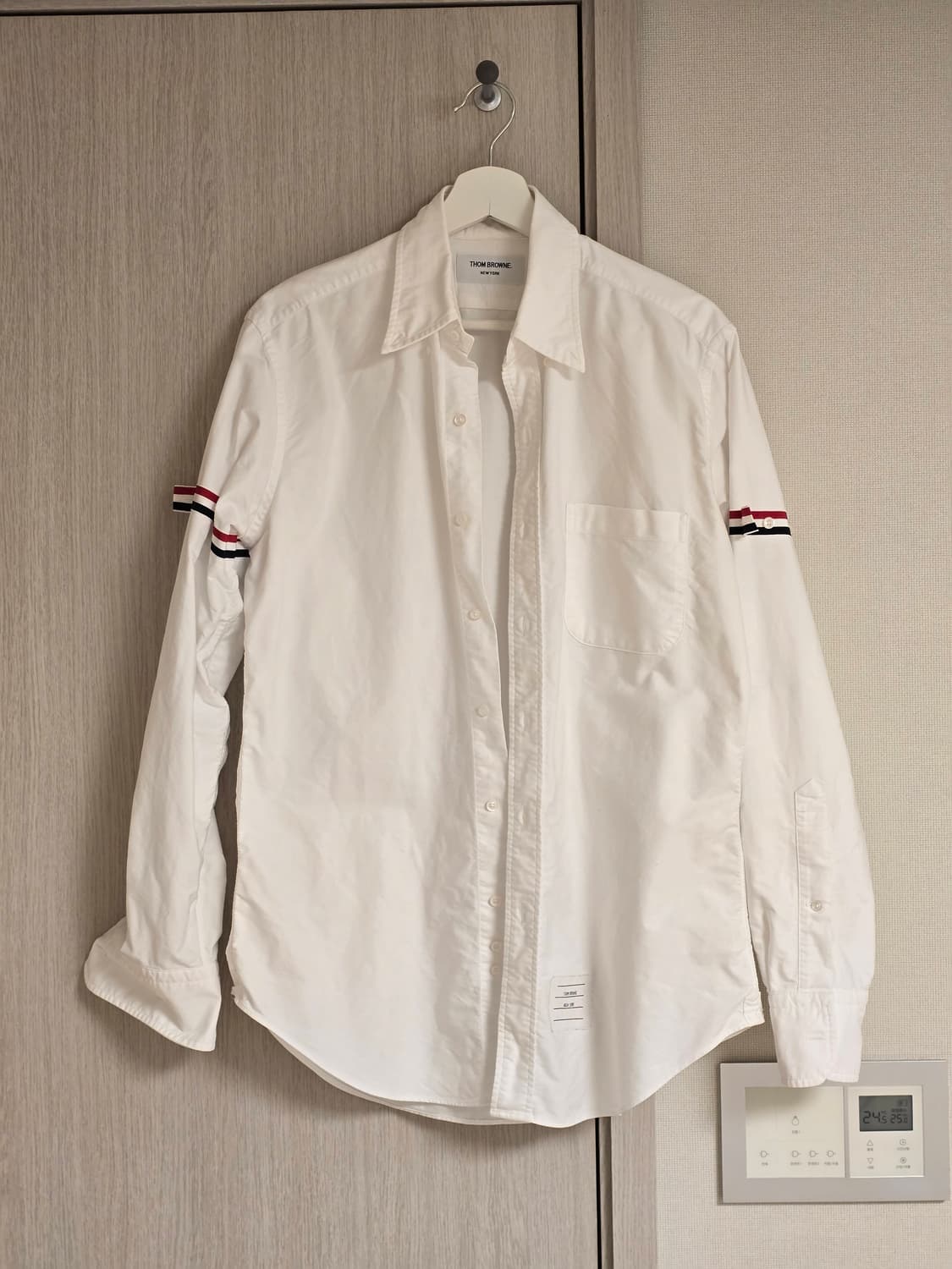 톰브라운 삼선 암밴드 셔츠 3 상품이미지1