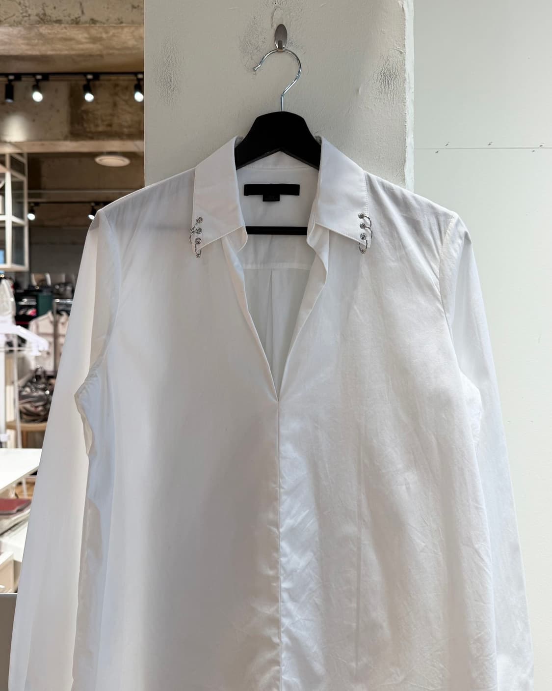 알렉산더 왕 화이트 피어싱 오픈 셔츠  상품이미지3