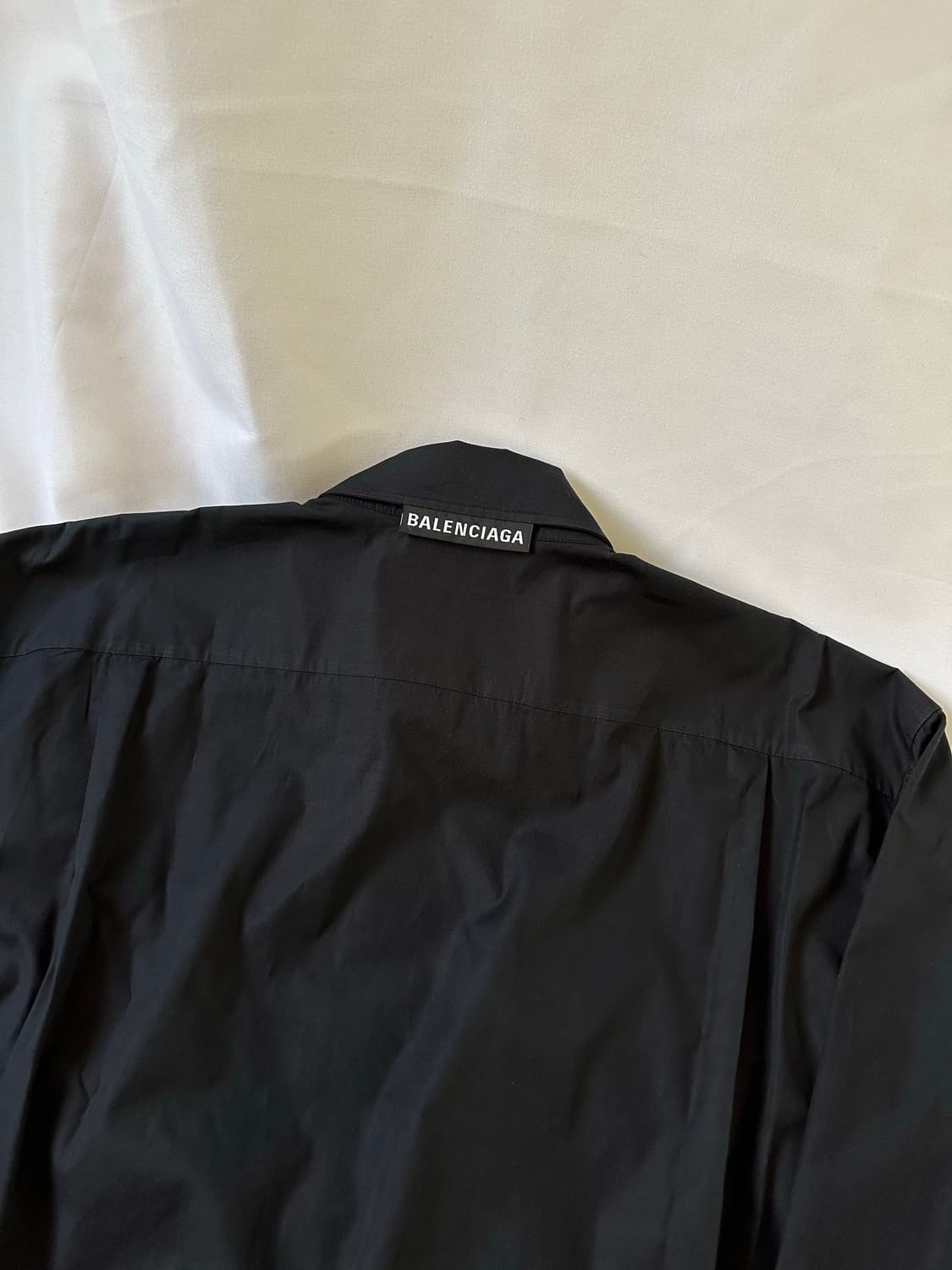 발렌시아가 남성 오버핏 백로고탭 셔츠 블랙 37 상품이미지7