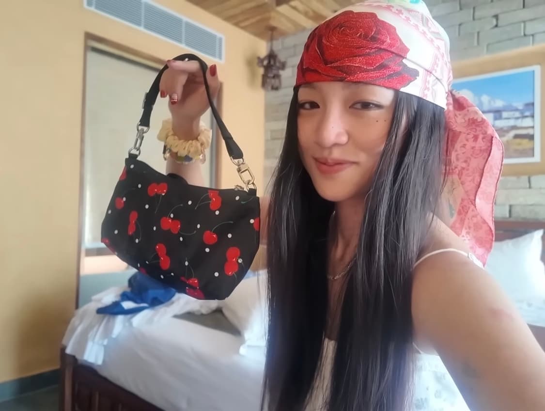 (새상품) 투머치택스 프린티드 호보백 블랙 체리 (조이 착용) 상품이미지6