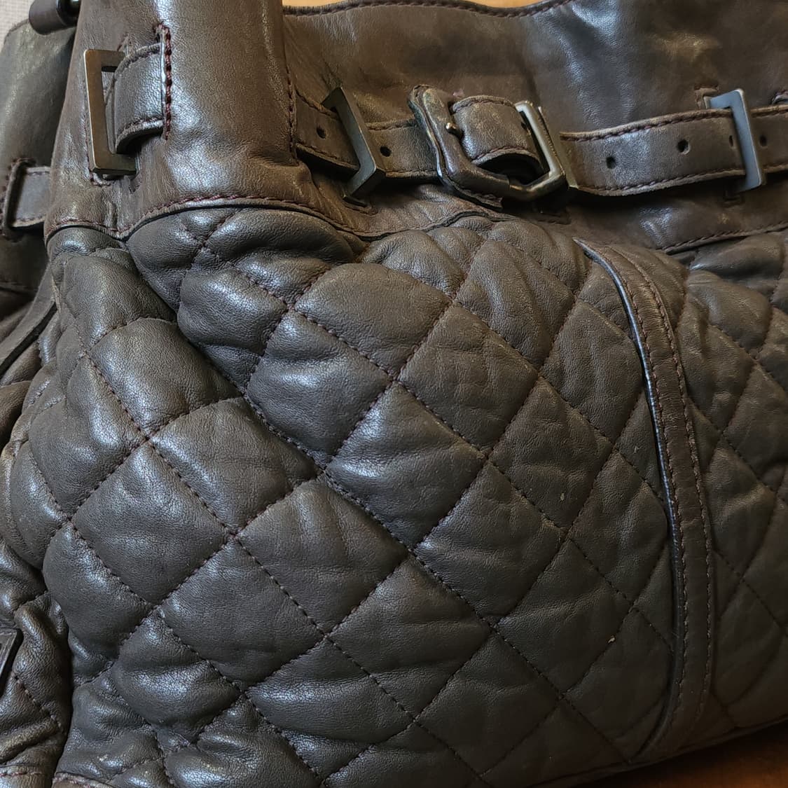 버버리 퀼티드 레더 숄더백 카키 브라운 상품이미지6