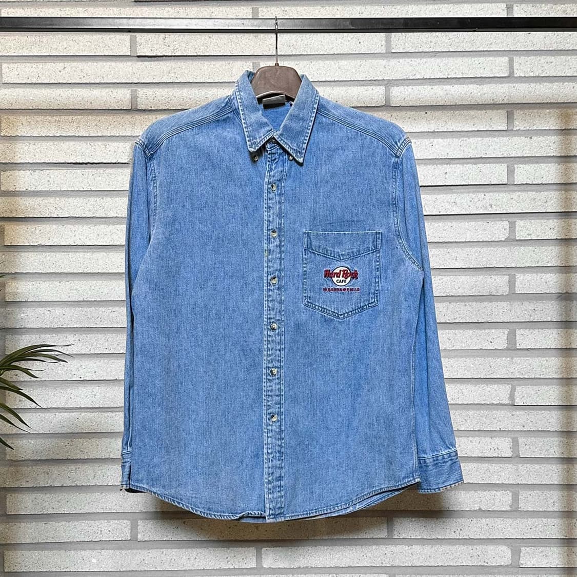 하드락카페 데님 긴팔셔츠 레터링 로고 자수 원포켓 디테일 중청 상품이미지2