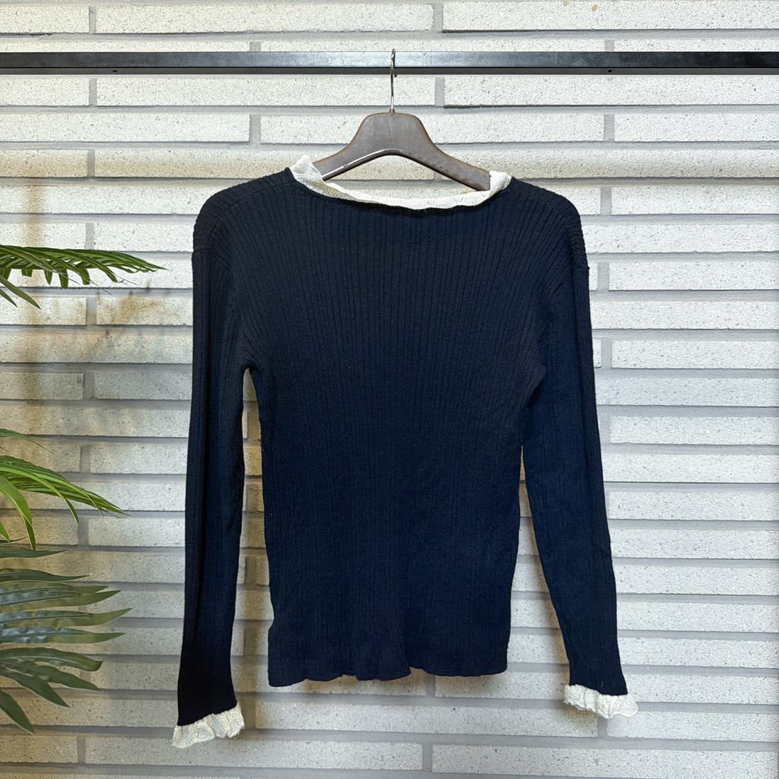 롱슬리브 골지 니트 레이스 프릴 디테일 슬림핏 남색 상품이미지3