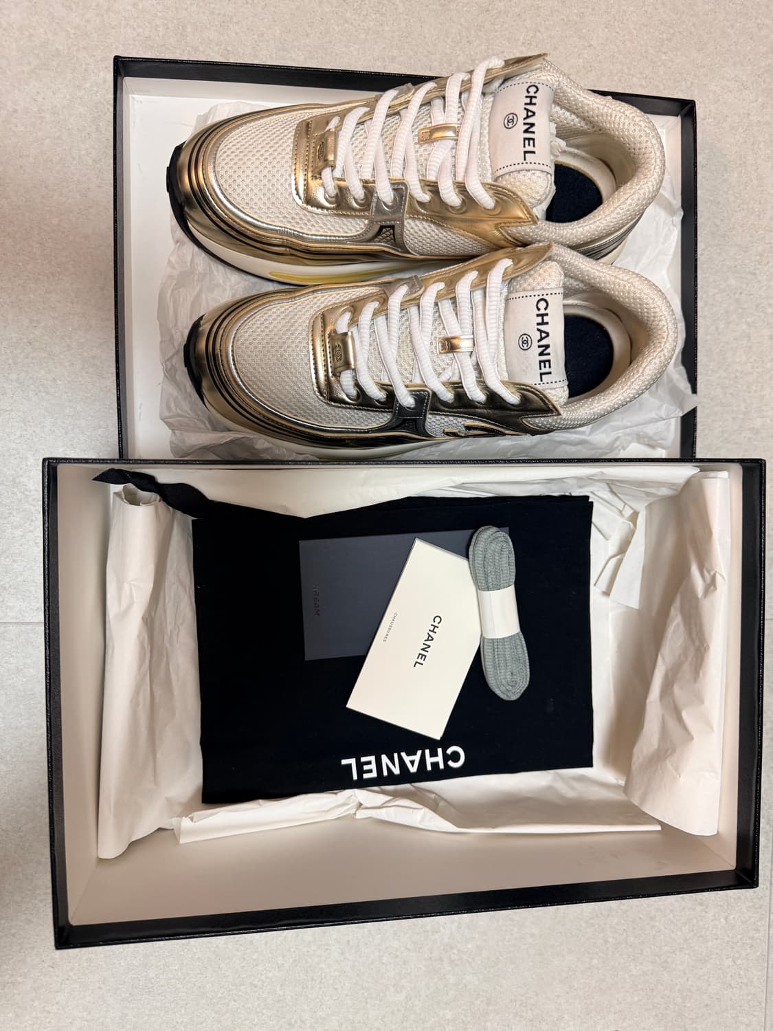 샤식스. 샤넬 스니커즈 37.5 white gold silver 상품이미지1