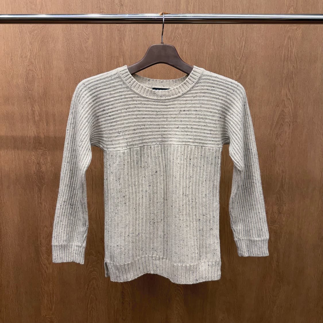 아페쎄 라운드넥 니트 멜란지 텍스처 디테일 슬림핏 라이트 그레이 상품이미지2