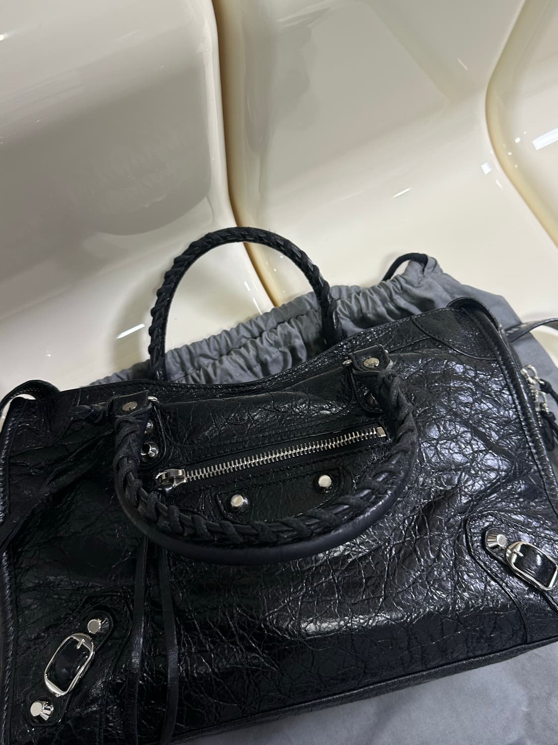 [A+ 정품] 발렌시아가 로고스트랩 시티 모터백 스몰 블랙 상품이미지5