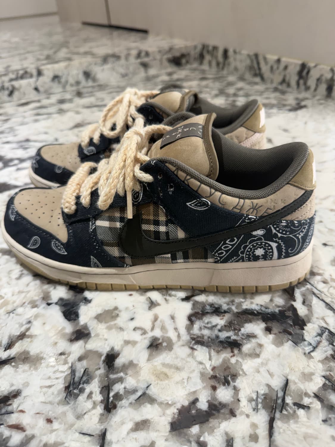 나이키 x 트래비스 스캇 SB 덩크 로우 상품이미지2