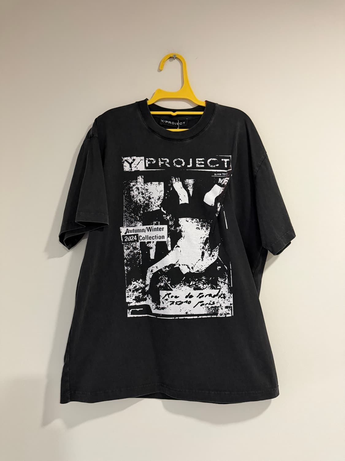 와이프로젝트(Y/Project)의 락 밴드 프린트 핀치 로고 티셔츠 상품이미지1