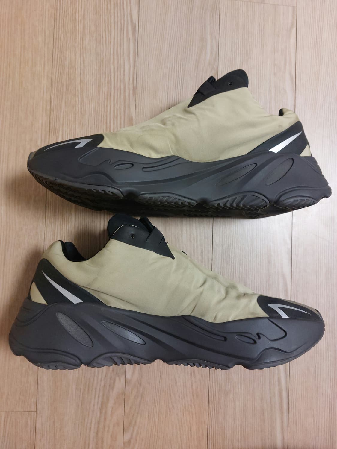 아디다스 이지 부스트 700 MNVN 레진 상품이미지5