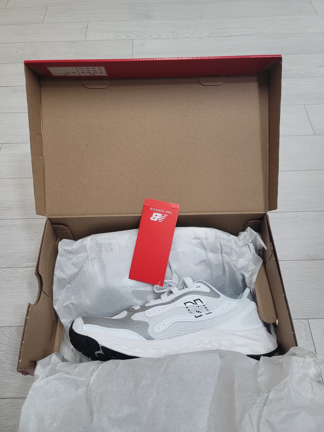 (255)(W)뉴발란스 프레쉬 폼 아리시 v4 화이트 실버 메탈릭[대전] 상품이미지3