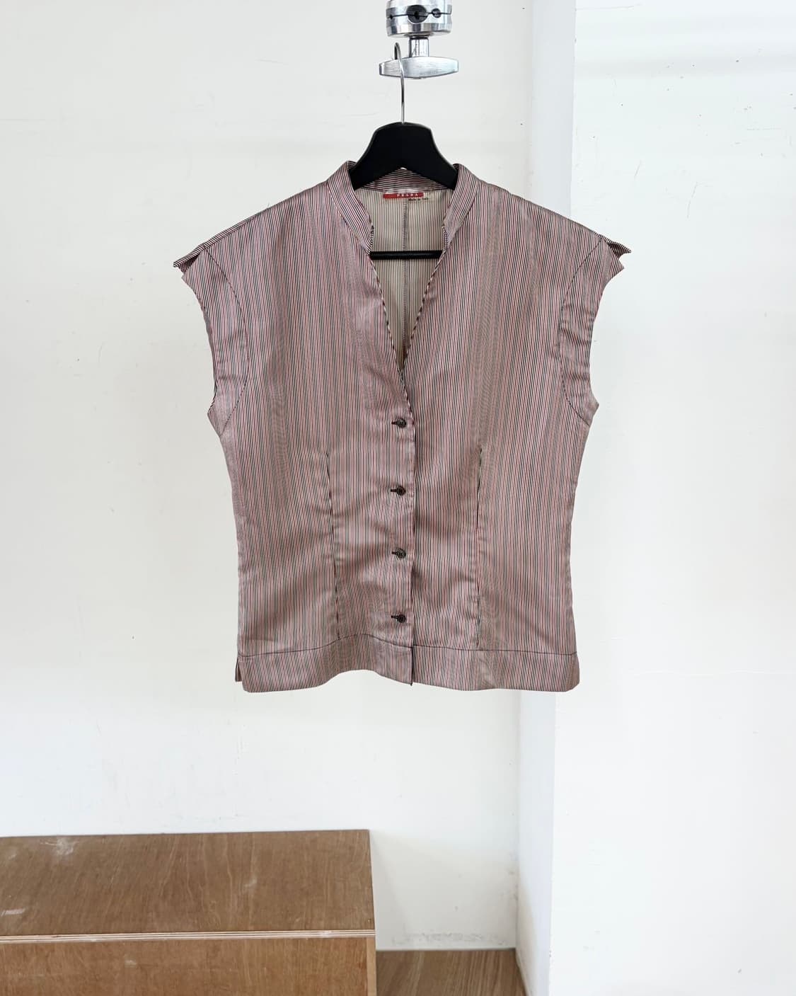 프라다 레드탭 레드 블랙 스트라이프 브이넥 슬리브리스 베스트  상품이미지1