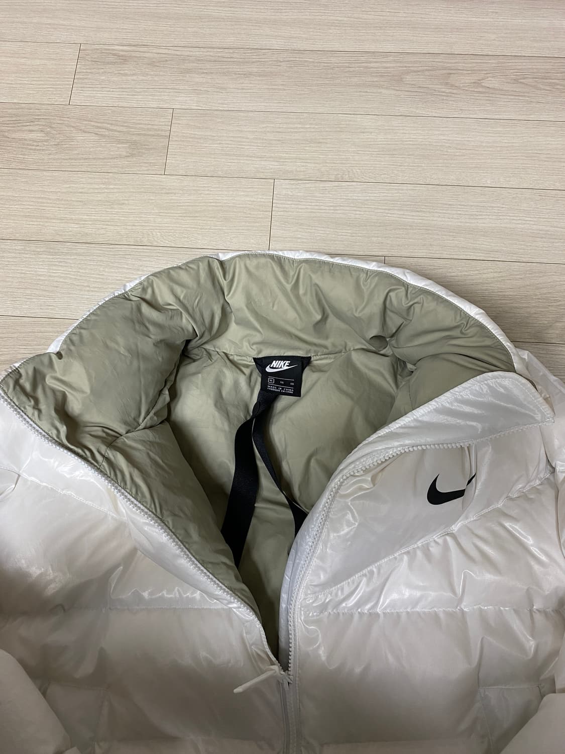 나이키 크롭 화이트 숏푸퍼 (북미판) 상품이미지3