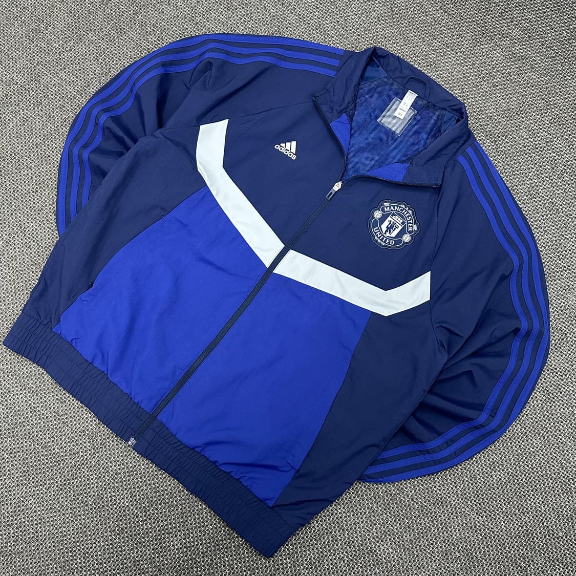 아디다스 해외판 맨유 레어템 바람막이 L 상품이미지3
