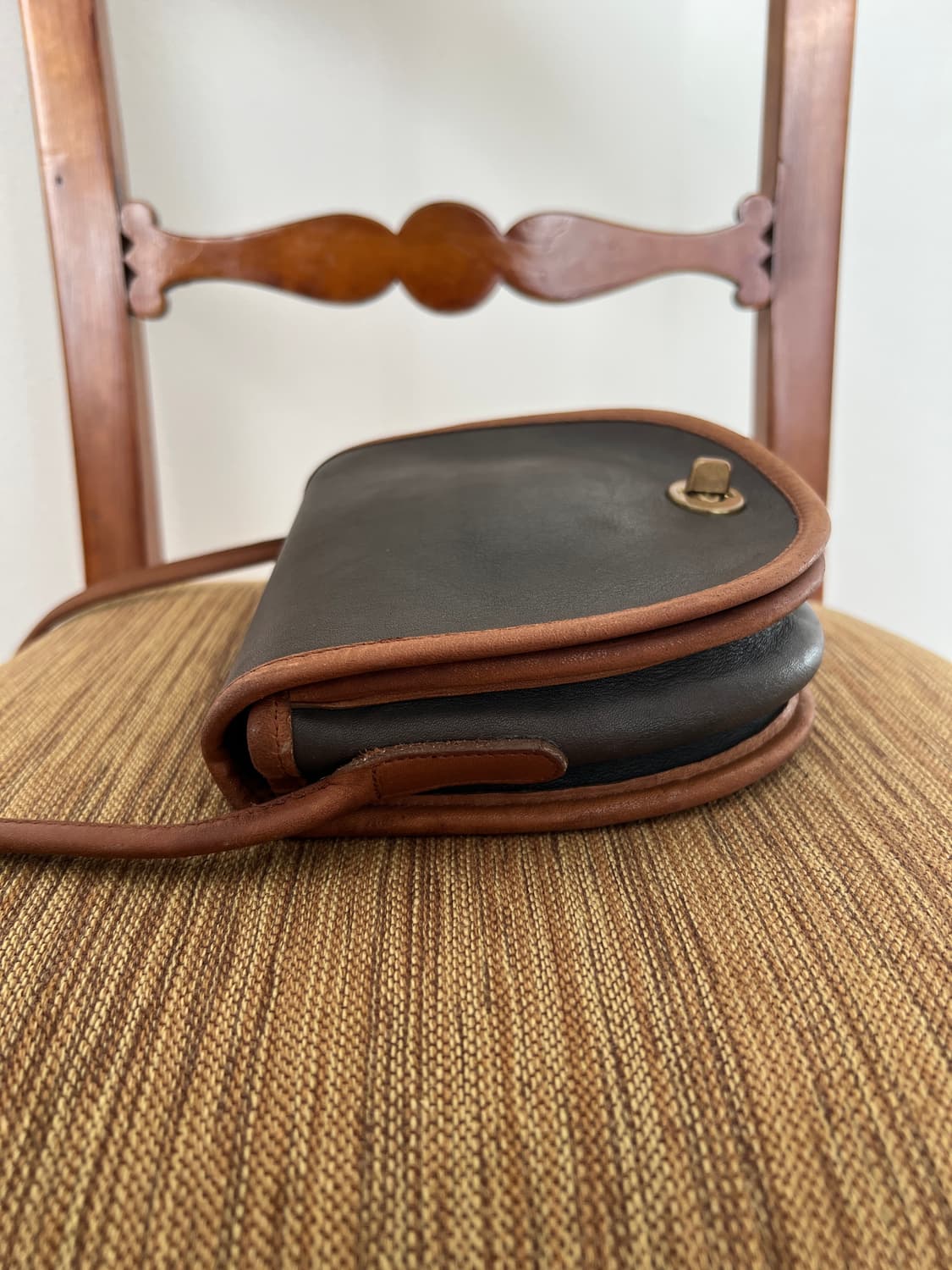 올드 코치 하프문 레더 크로스백 상품이미지2