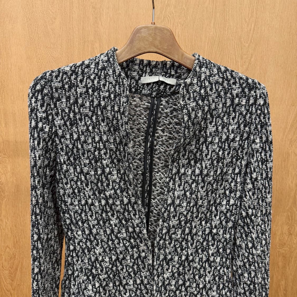 띠어리 럭스 슬림핏 노카라 자켓 트위드 텍스처 원단 디테일 블랙 화이트 상품이미지4