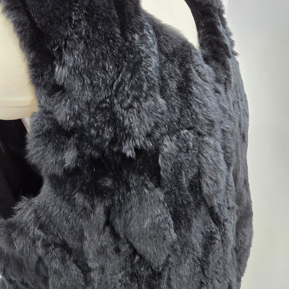 KRYDDERI 블랙 렉스 래빗 퍼 롱 베스트 상품이미지6