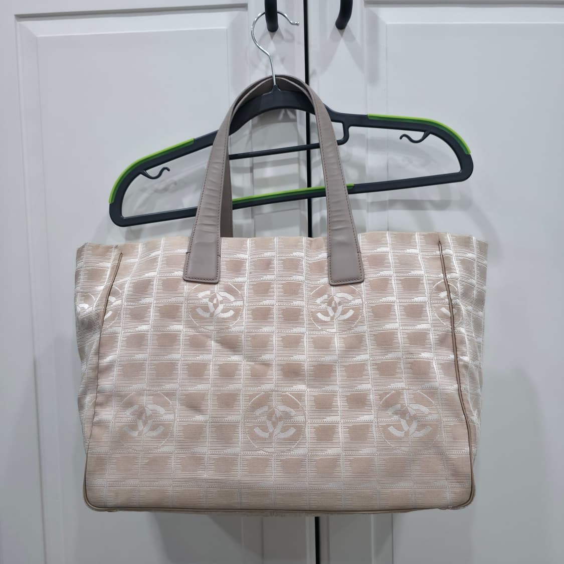 샤넬 뉴트래블 트래블라인 나일론 토트백 베이지 상품이미지1