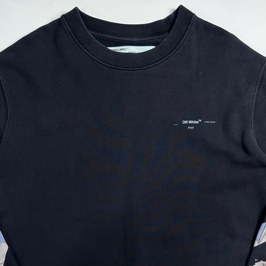 오프화이트 멀티 유화 에로우 맨투맨 상품이미지2