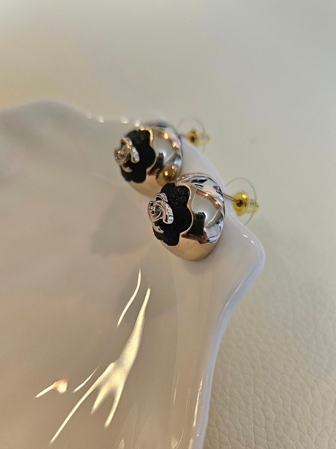 샤넬 블랙 투톤 까멜리아 CC 턴락 볼 귀걸이 업사이클링 상품이미지2