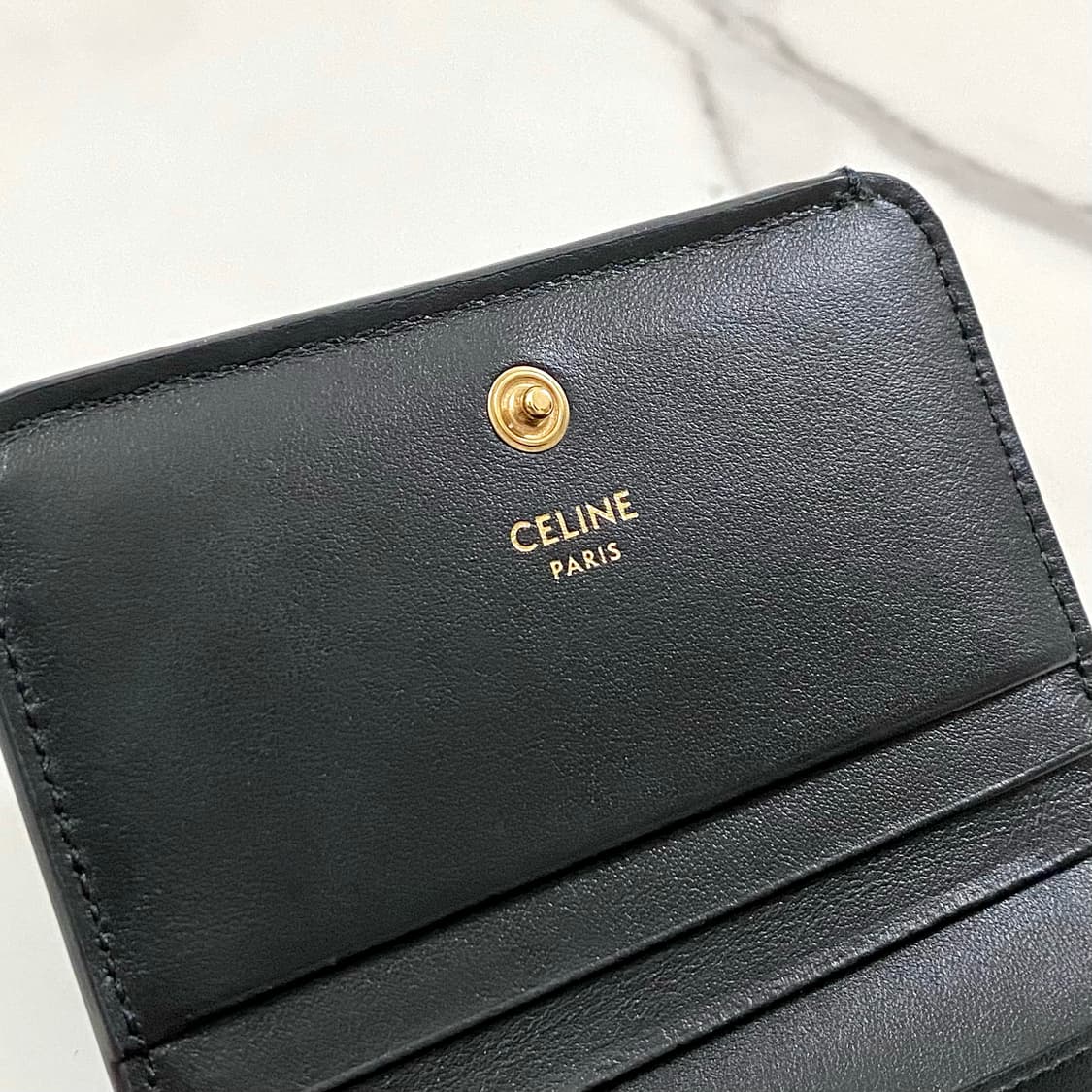 셀린느 트리옹프 카프스킨 컴팩트 월렛 여성 반지갑 블랙 상품이미지8