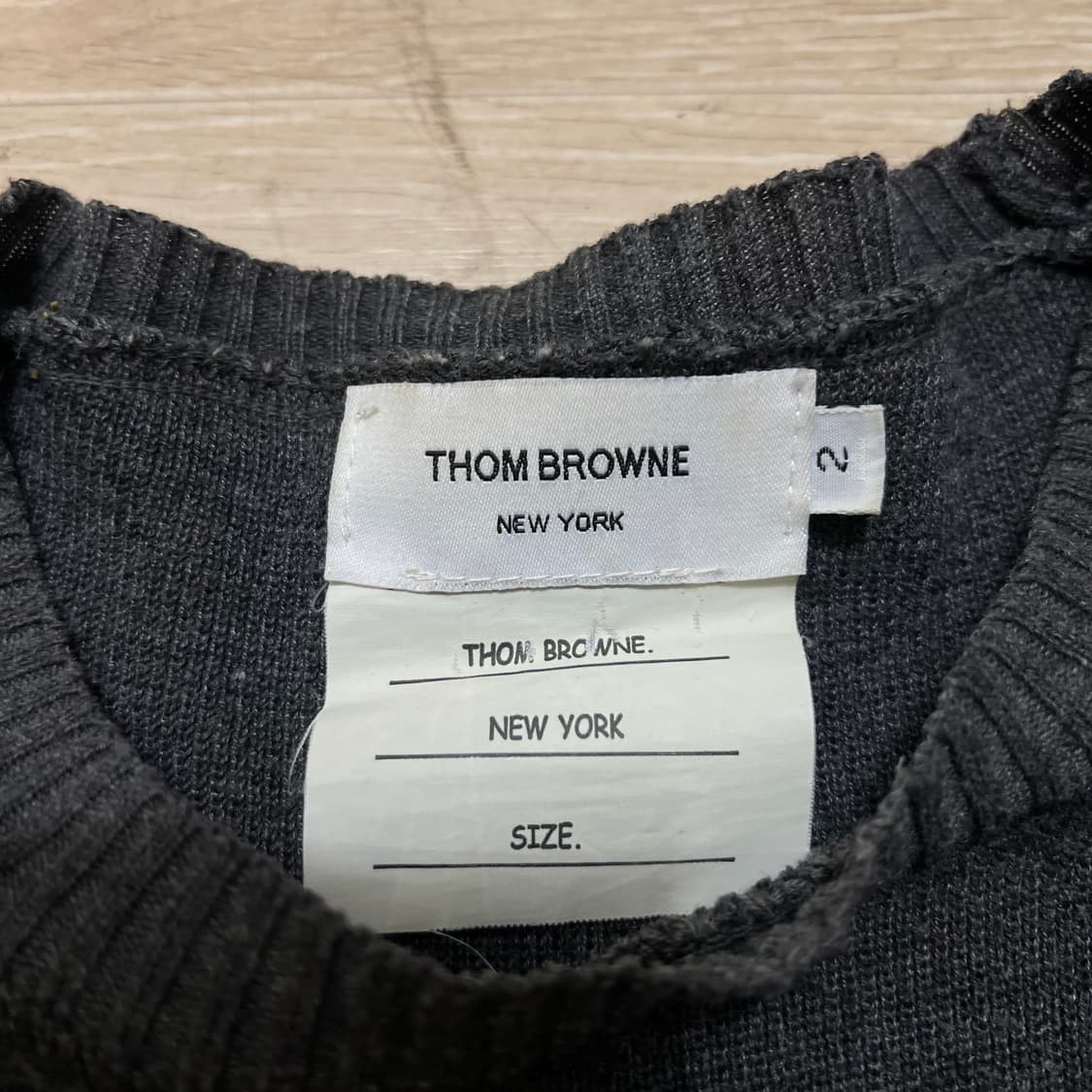 톰브라운 시그니처 4선 완장 크루넥 니트 [차콜] 2사이즈 상품이미지4