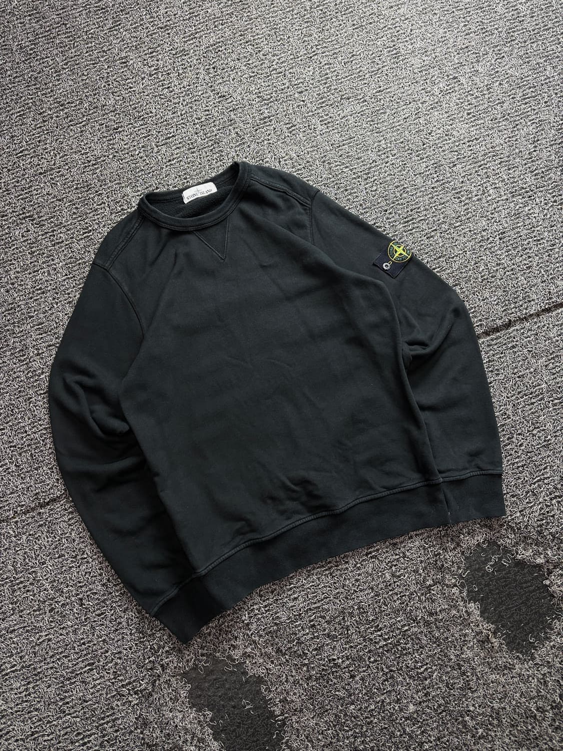 스톤아일랜드 와펜 미니멀 워시드 블랙 맨투맨 3536 상품이미지1