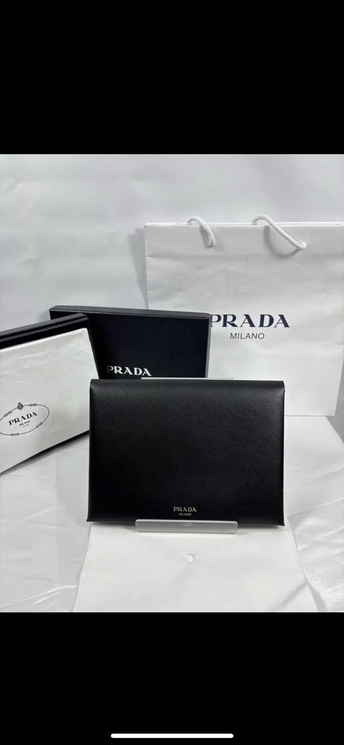 (새상품)프라다 사피아노 레더 도큐먼트 클러치백 블랙 상품이미지1