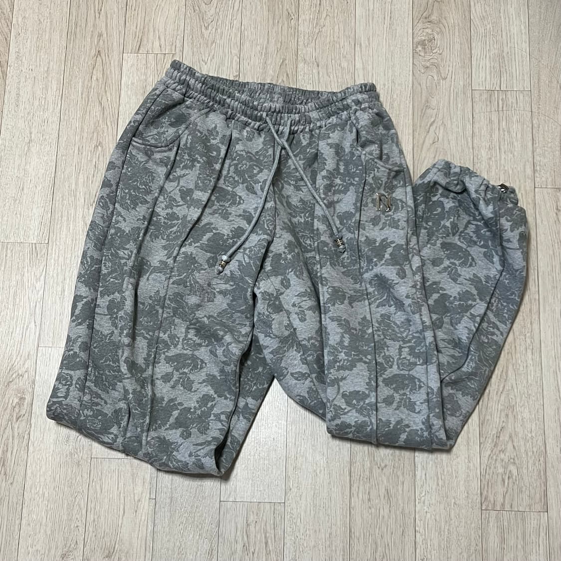 뉴얼린 플라워 엠블럼 팬츠 그레이 팔아용 상품이미지3