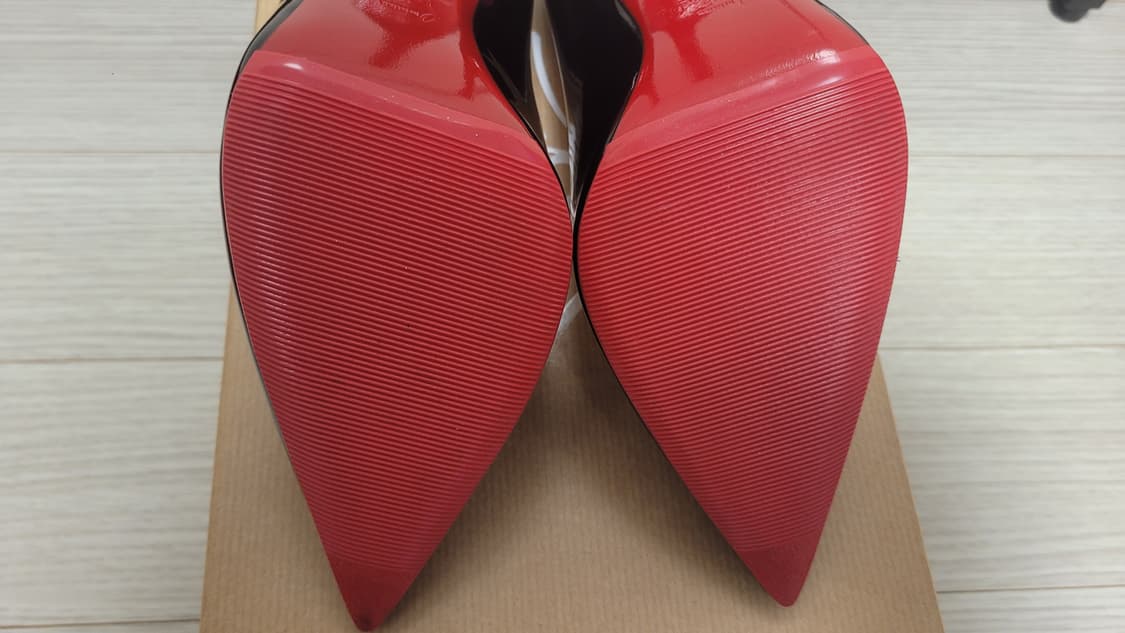 크리스찬 루부탱 케이트100 페이턴트 블랙 36.5 판매합니다. 상품이미지6