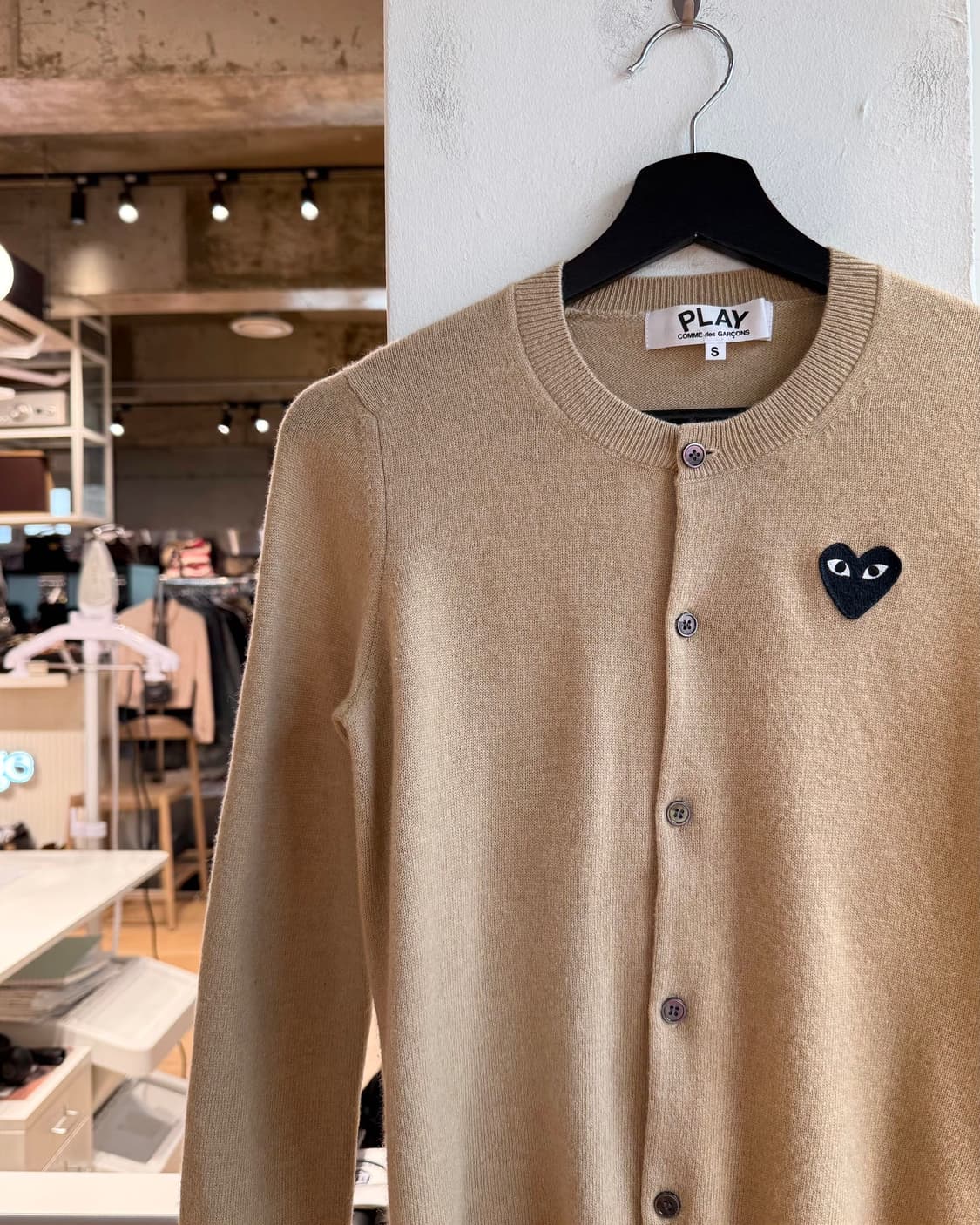 꼼데가르송 플레이 베이지 블랙 하트와펜 가디건  상품이미지4