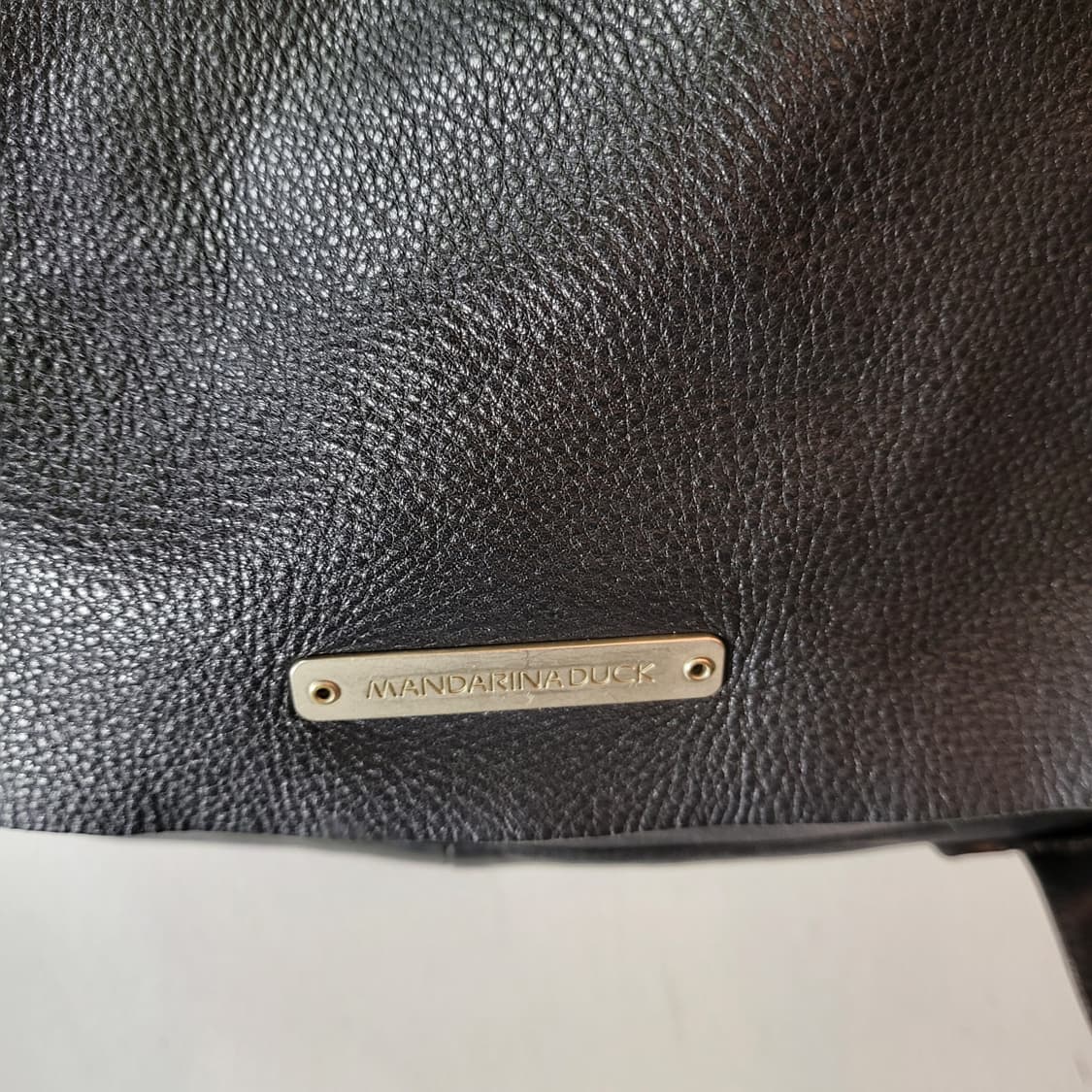 만다리나덕 레더 크로스백 상품이미지4