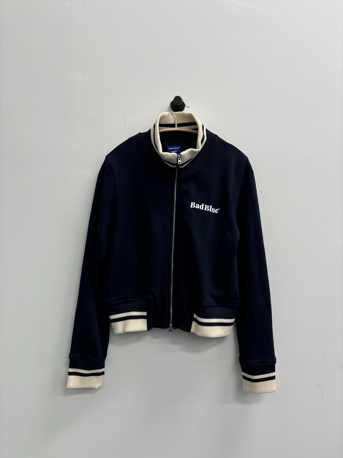 배드블루(BadBlue) 로고 배색 트랙 자켓 (네이비) 상품이미지1