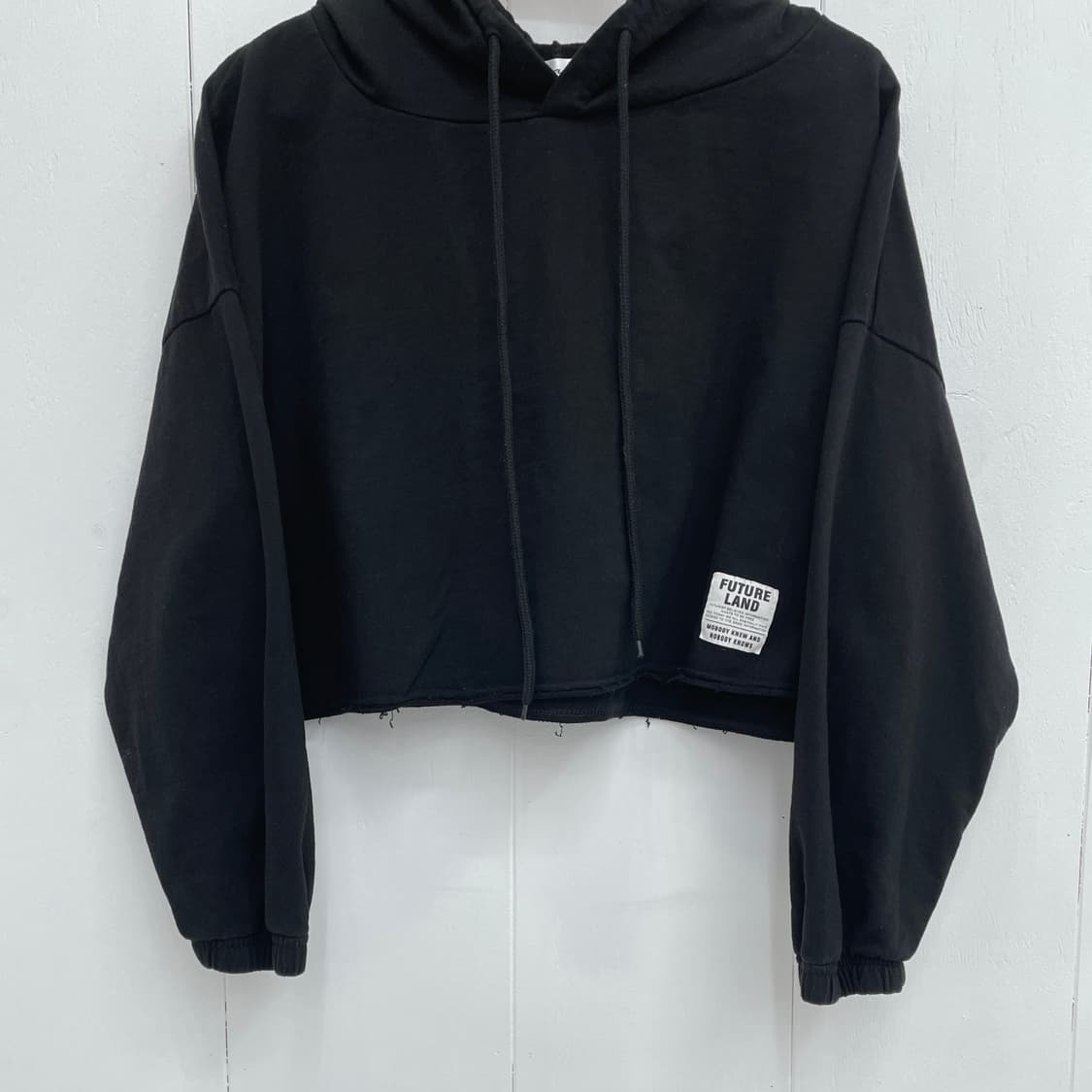 그램(Gram) 퓨처랜드 패치 컷오프 크롭 후드티 블랙 상품이미지5