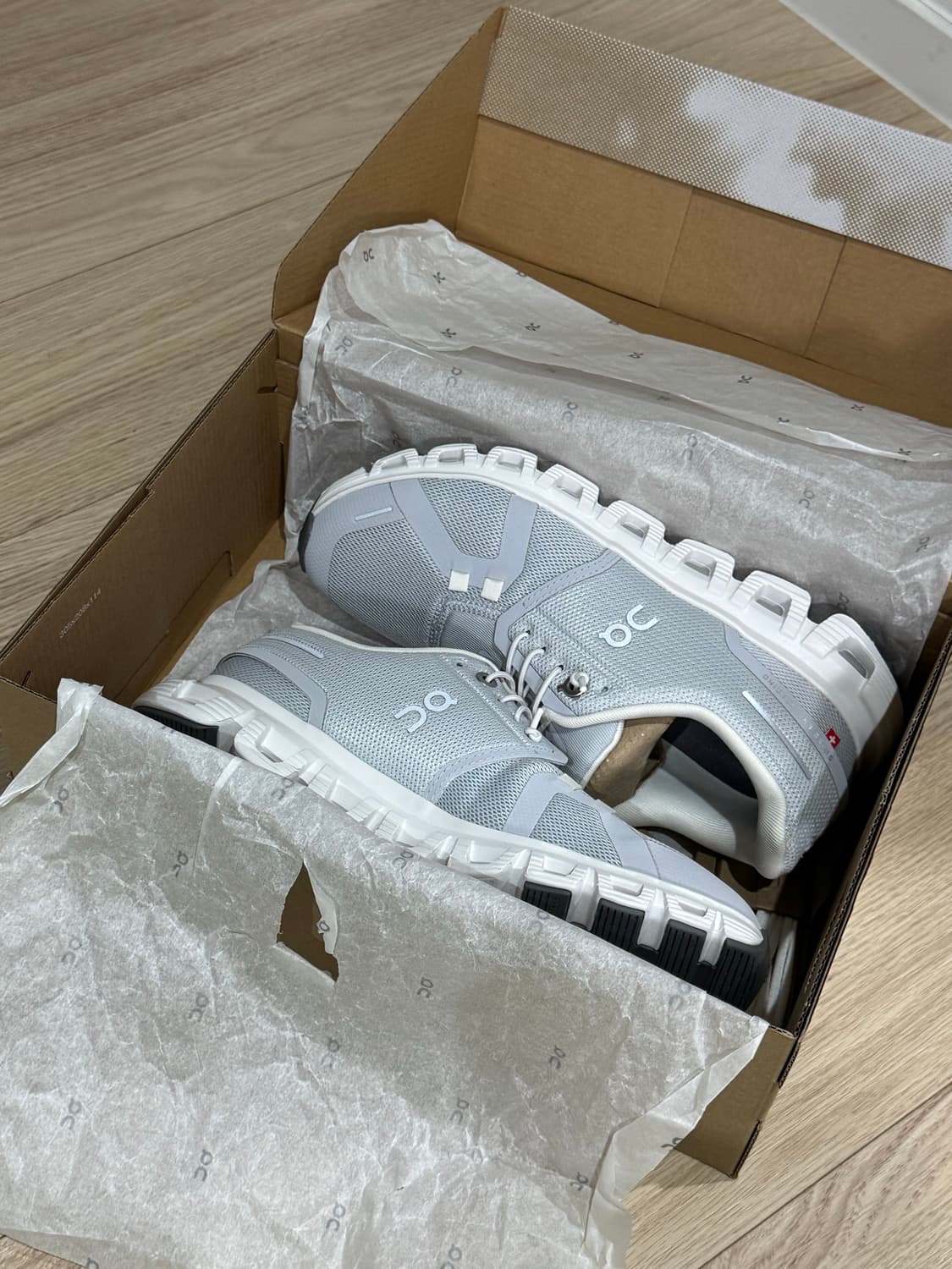 새상품 온러닝 클라우드 6 회색 운동화 235mm 상품이미지3