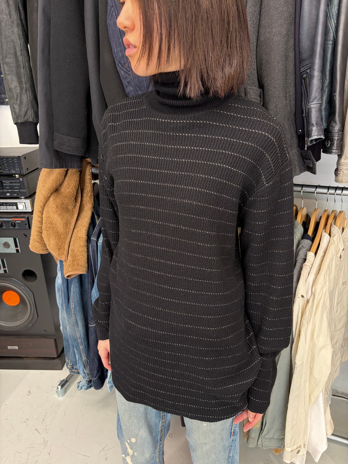 DKNY 터틀넥 니트 블랙 스트라이프 텍스처 상품이미지1